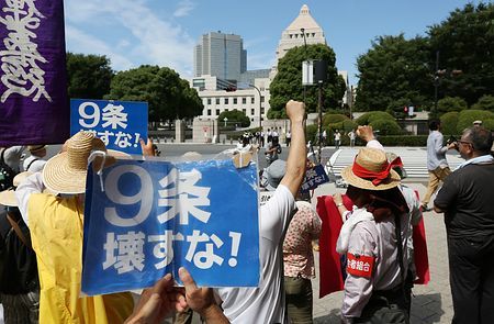 日本民众冒酷暑在国会前抗议反对通过安保法案