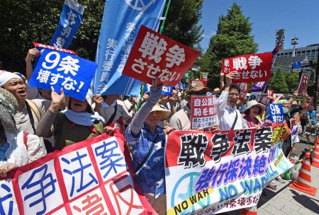 在国会外抗议的日本民众。