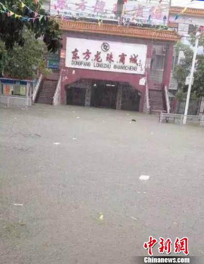 海南暴雨四级预警东方市街道被淹转移逾4000人