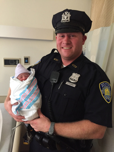 小女婴迫不及待降临纽约世贸中心警察大叔帮接生