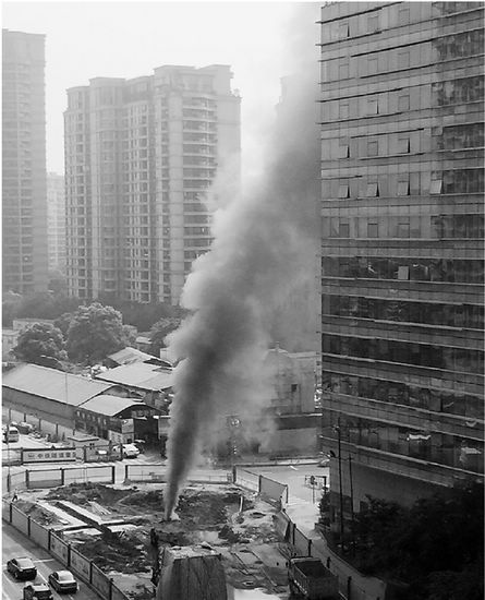 杭州施工挖破管道刺鼻烟柱腾空而起冲上20层楼高