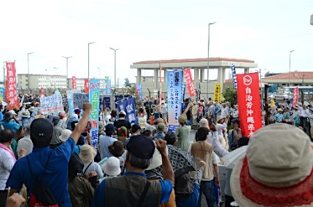 数千日本民众在冲绳集会抗议美军基地搬迁（图）