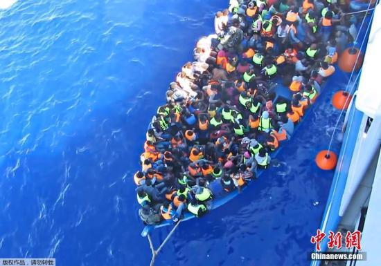 被解救的难民登上小筏。