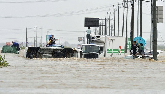 日本暴雨洪灾致3人死亡10万人被迫逃离家园