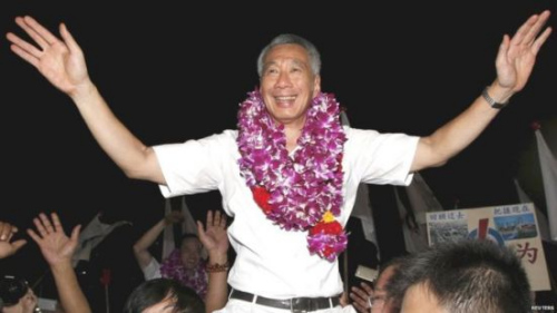 新加坡总理李显龙庆祝人民行动党在国会选举中获胜。