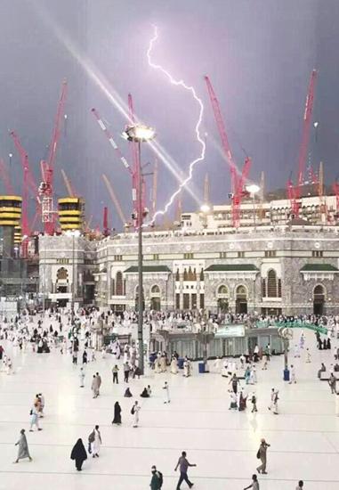 9月11日，位于沙特阿拉伯麦加的伊斯兰教圣地麦加大清真寺发生一起塔吊倒塌事故。据称，恶劣天气是事故要因。(视频截图)