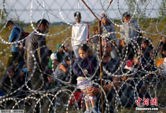 当地时间9月15日，匈牙利警察实行边境管制，设置长达175公里的铁丝网封锁匈牙利和塞尔维亚边境匈牙利警方封锁了匈牙利与塞尔维亚边境铁丝网的缺口，还在铁轨上组成人盾阻止难民通过。与此同时，匈牙利交通管理局还封闭了该国与塞尔维亚20公里边境区域的领空。