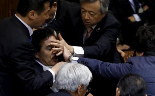 日本参院内的混乱景象。