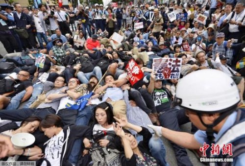 日本民众在国会外抗议安保法。