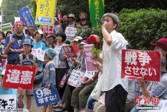 当地时间2015年9月19日，日本东京，民众抗议日本强行通过安保法案。