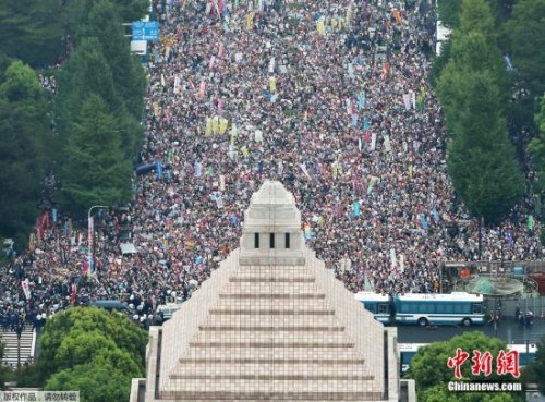 在日本国会外抗议的民众。