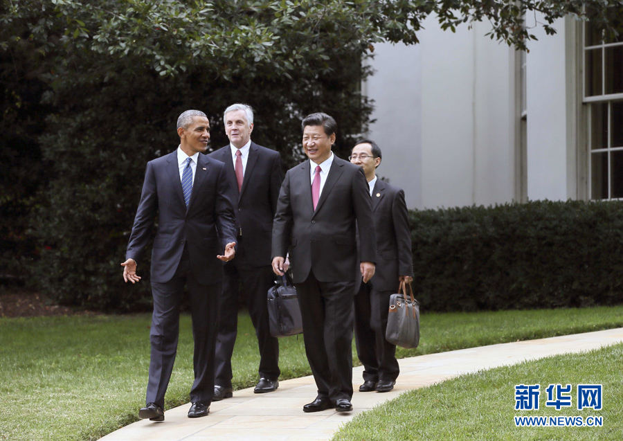 9月25日，国家主席习近平在华盛顿同美国总统奥巴马共同会见记者。这是会见记者后，习近平同奥巴马在白宫庭院里交谈。 新华社记者 兰红光摄