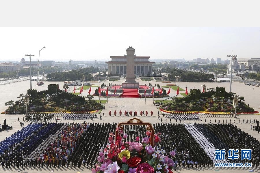 9月30日，烈士纪念日向人民英雄敬献花篮仪式在北京天安门广场隆重举行。 新华社记者 丁林 摄