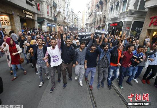 当地时间2015年10月10日，土耳其伊斯坦布尔，数千民众游行抗议首都安卡拉火车站爆炸事件。