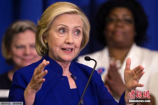 当地时间2015年5月27日，美国南卡罗来纳州哥伦比亚，民主党候选人希拉里·克林顿为大选拉票，她在民主党女性理事会上发表讲话，并前往餐厅与民众畅聊。