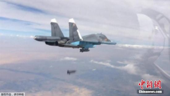 当地时间10月9日，俄罗斯战机持续对叙利亚境内的极端武装目标进行空袭。图为俄罗斯苏-34战斗机发射制导导弹。
