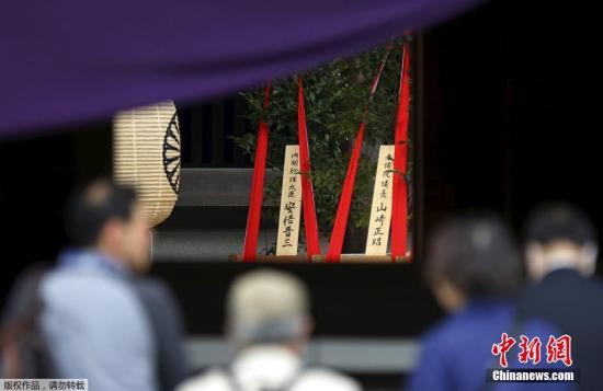 4月21日起，日本靖国神社将举行为期三天的例行春季大祭活动。据外媒最新消息，日本首相安倍晋三没有前往参拜，仍选择供奉“真榊”祭品。