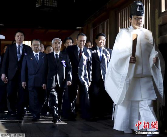 当地时间4月22日是日本靖国神社春季大祭第二日，当天早上，一批日本议员抵达靖国神社进行参拜。