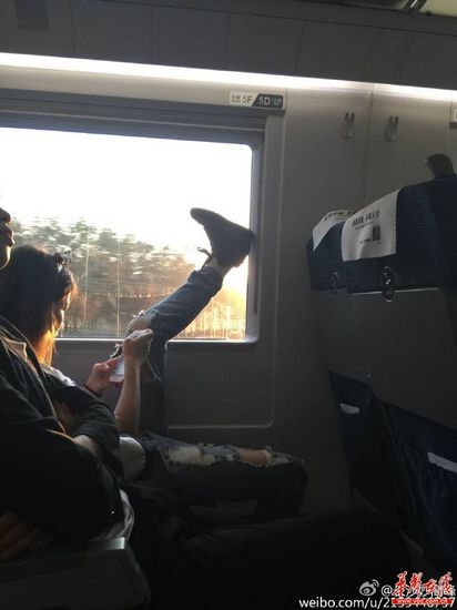 女汉子坐高铁惊呆众人：腿撑车窗脚高过头顶（图）