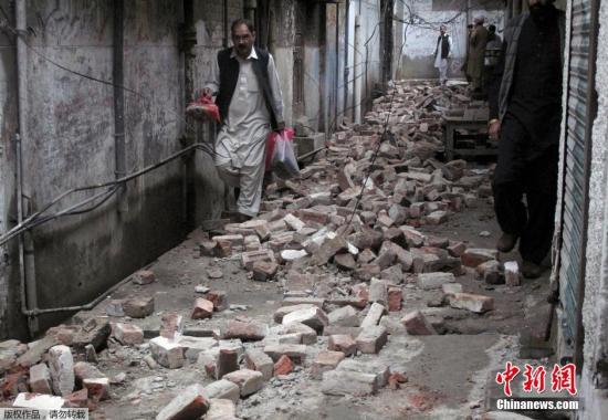 北京时间10月26日17时零9分，阿富汗发生7.8级地震，震源深度213公里。巴基斯坦及印度均有强烈震感。巴基斯坦明戈拉受损严重，砖头瓦砾铺满接道。