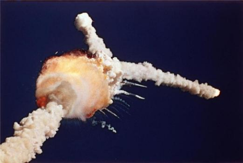 “挑战者号”航天飞机爆炸画面。