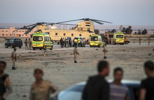 当地时间10月31日，埃及军方通过军用直升机运送客机遇难者遗体。