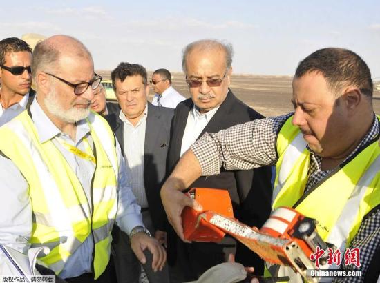 埃及总理谢里夫·伊斯梅尔在当地时间10月31日傍晚举行的新闻发布会上说，在埃及失事的俄罗斯客机的一个黑匣子已经找到，目前已发现129具遇难者遗体。
