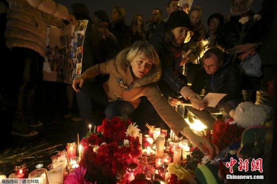 11月1日，俄罗斯民众在圣彼得堡举行悼念活动，以悼念在埃及坠毁客机的遇难者。空难事件发生后，俄罗斯总统普京签署法令，将11月1号设立为俄罗斯全国哀悼日。图为民众在为遇难者献花。