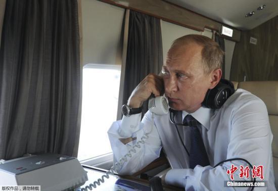 当地时间2015年8月20日，俄罗斯诺沃西比尔斯克，俄罗斯总统普京乘直升机视察交通基础设施。