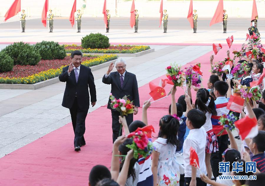 7月3日，国家主席习近平在北京人民大会堂东门外广场为新加坡总统陈庆炎举行欢迎仪式。 新华社记者 刘卫兵 摄 