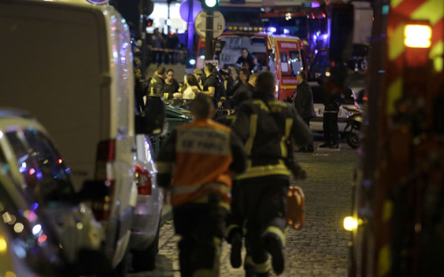巴黎枪击爆炸事件造成30人死音乐厅有人质被劫持