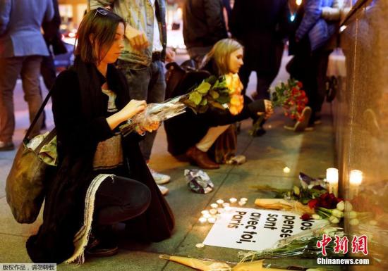 当地时间11月13日，美国民众在法国驻加利福尼亚州旧金山总领事馆外用烛光悼念法国系列恐怖袭击遇难者。