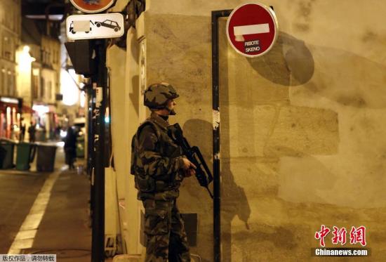 恐袭事件发生后，法国全境进紧急状态，边境关闭，警方建议市民不要出门。约1500名军人、200名警察及800名高速交警被派到了巴黎各个街道上以进行戒备。