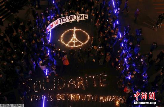 瑞士洛桑，当地民众用蜡烛摆出埃菲尔铁塔的反战图像，为巴黎遇难者默哀。