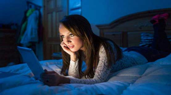 睡前看手机伤身：研究者建议手机设自动睡眠模式