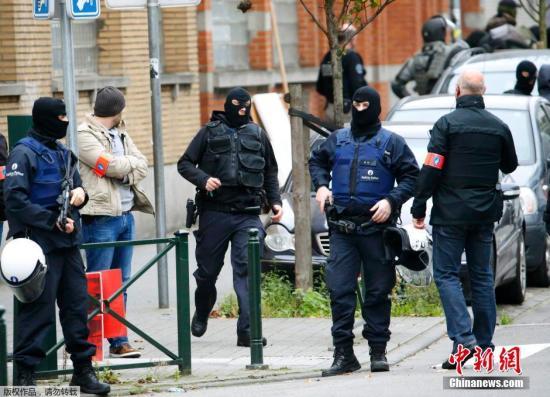 当地时间11月16日，比利时布鲁塞尔，警察在Molenbeek区采取突袭行动，搜捕巴黎恐袭案嫌疑犯。