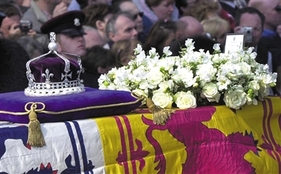 2002年，伊丽莎白王太后去世后，嵌有“光之山”钻石的王冠放置在其灵柩上。