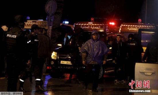 当地时间11月24日，突尼斯首都一辆载有总统卫队人员的军方车辆发生爆炸，导致12人死亡、16人受伤。据悉，突尼斯总统府发言人说，这起爆炸为“袭击”，总统埃塞卜西已取消出访瑞士行程。随后，埃塞卜西宣布全国进入紧急状态。