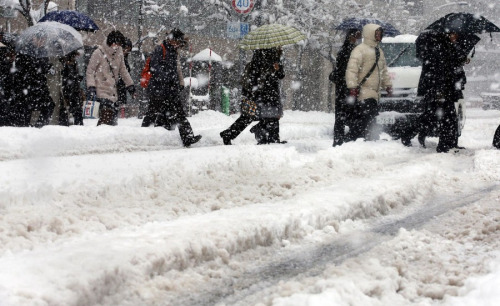 市民冒雪出行。