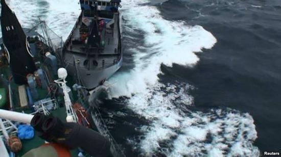 日本鲸类研究所散发的这张照片显示,海洋守护者的“鲍勃 巴克号”船与日本捕鲸船的左舷相撞。（资料照片）