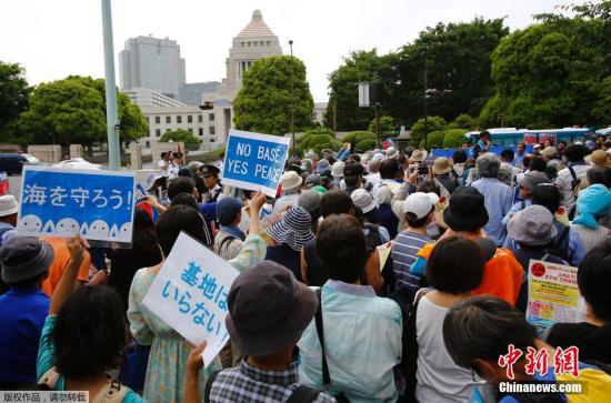 当地时间2015年5月24日，日本东京，示威者包围日本国会大厦，抗议美军在冲绳建设新的军事基地。