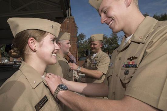 首批女兵进入美国海军核潜艇服役。图片来源：美国海军网站