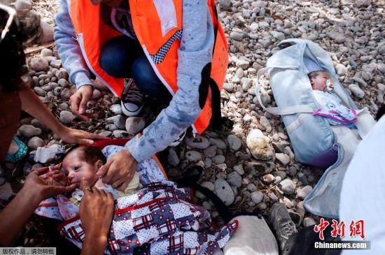 当地时间9月21日，一对叙利亚夫妇日前冒着生命危险，带着仅8个月大的双胞胎婴儿偷渡爱琴海，从土耳其抵达希腊。