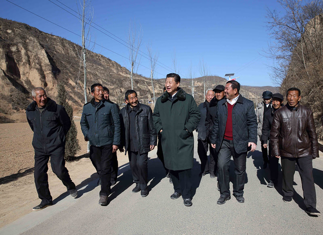 　2015年2月，习近平在陕西省延安市延川县文安驿镇梁家河村看望村民，并就革命老区脱贫致富进行实地调研。新华社记者 兰红光 摄