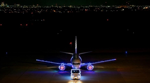 日本举行喷气客机光影秀在夜幕中梦幻上演（图）