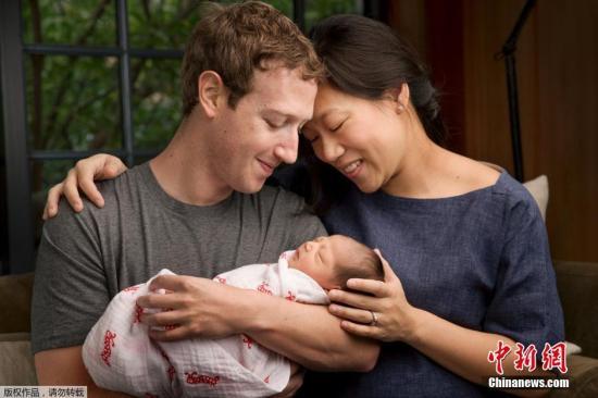 资料图：Facebook创办人扎克伯格（Mark Zuckerberg）与妻子、女儿的全家福。