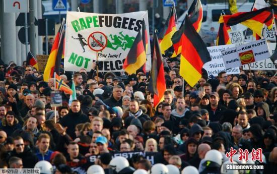 当地时间1月9日，德国科隆爆发反对移民的抗议示威，为抗议元旦节庆期间的连串性侵事件，数百名由极右翼团体PEGIDA发动的群众在科隆进行抗议。