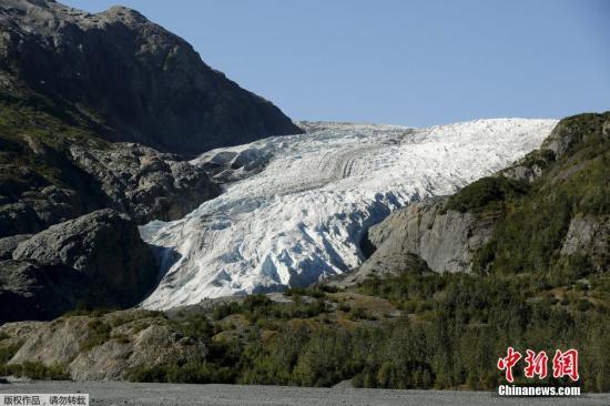 资料图：美国阿拉斯加州正在融化的北极冰川。