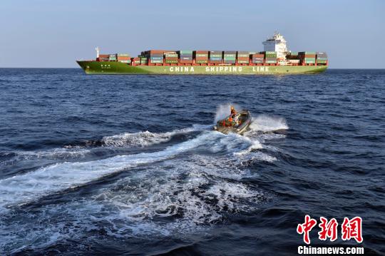 中国海军第二十二批护航编队接受商船20余吨春节慰问品