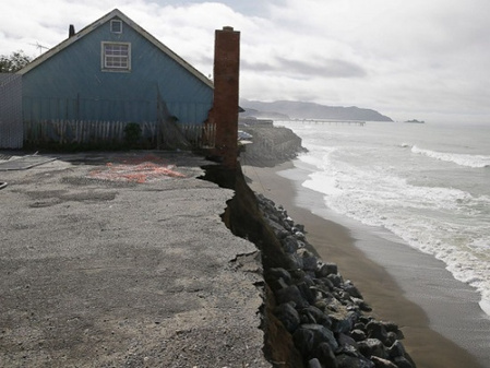 帕斯菲卡市多年来为保护海岸而堆石，但码头一座住房却临近悬崖。